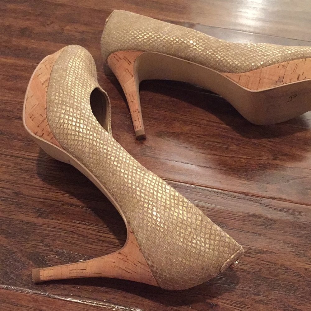 Tahari heels shimmery gold size 7.5